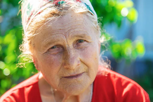 Porträtt Gammal Kvinna Trädgården Selektivt Fokus Natur — Stockfoto