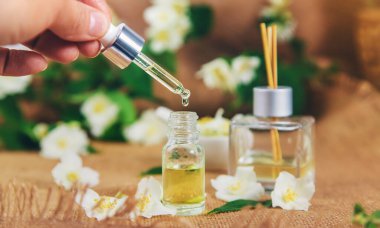 Spa salonu yasemin yağı. Seçici odaklanma. Doğa.