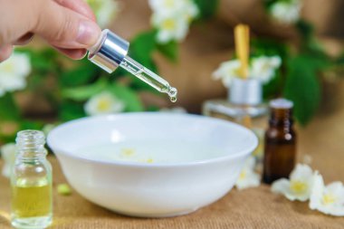 Spa salonu yasemin yağı. Seçici odaklanma. Doğa.