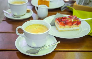 Masada köpüklü kahve. Seçici odaklanma. İç..