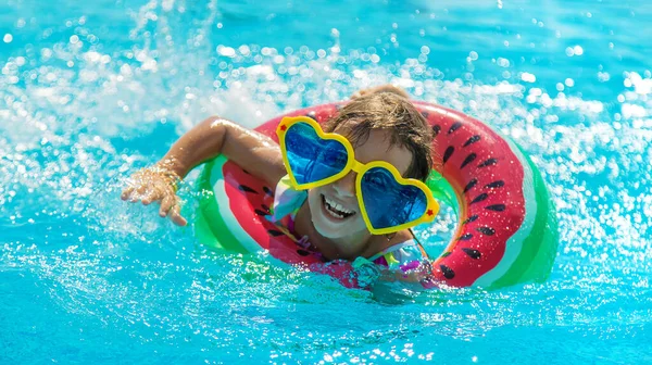 Niño Piscina Nada Círculo Enfoque Selectivo Niño —  Fotos de Stock