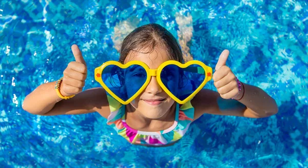 Kind Het Zwembad Met Een Grote Bril Selectieve Focus Jongen — Stockfoto