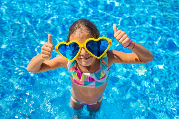 Kind Het Zwembad Met Een Grote Bril Selectieve Focus Jongen — Stockfoto