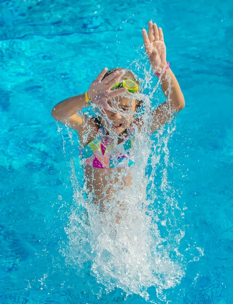 Een Kind Het Zwembad Spat Water Selectieve Focus Jongen — Stockfoto