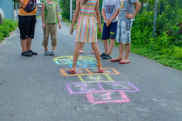 Kinder Spielen Klassiker Auf Der Straße Selektiver Fokus Kinder — Stockfoto