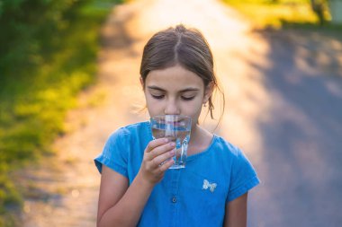Çocuk bardaktan su içiyor. Seçici odaklanma. Çocuk.