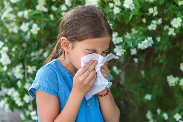 Das Kind Reagiert Allergisch Auf Blumen Selektiver Fokus Kind — Stockfoto