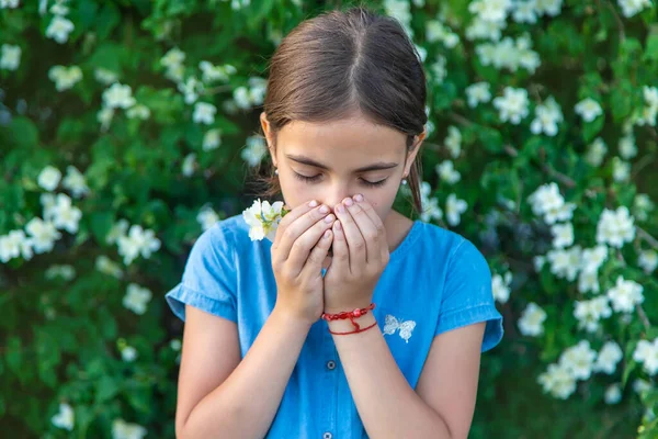 Child Allergic Flowers Selective Focus Kid — Stock Photo, Image