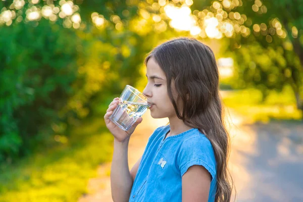 Anak Itu Minum Air Dari Gelas Fokus Selektif Anak — Stok Foto