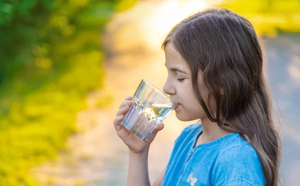 Anak Itu Minum Air Dari Gelas Fokus Selektif Anak — Stok Foto