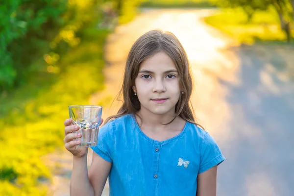 Dítě Pije Vodu Sklenice Selektivní Soustředění Kluk — Stock fotografie