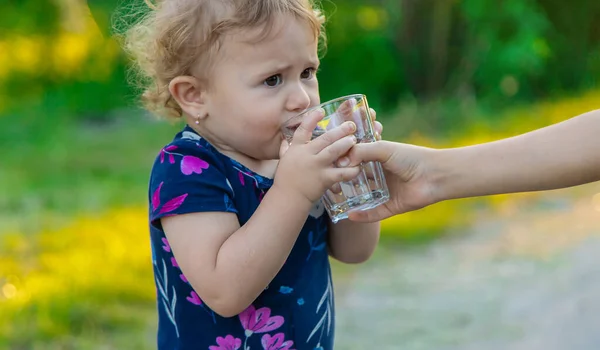 Bambino Beve Acqua Bicchiere Concentrazione Selettiva Ragazzo — Foto Stock