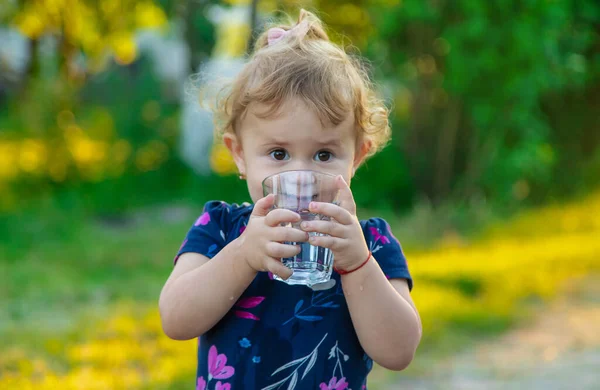 Bambino Beve Acqua Bicchiere Concentrazione Selettiva Ragazzo — Foto Stock