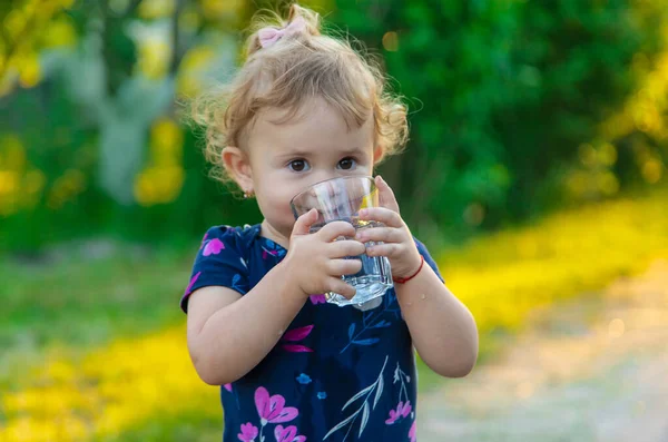 Bambino Beve Acqua Bicchiere Concentrazione Selettiva Ragazzo — Foto Stock