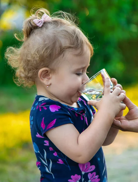 Bambino Beve Acqua Bicchiere Concentrazione Selettiva Ragazzo — Foto Stock