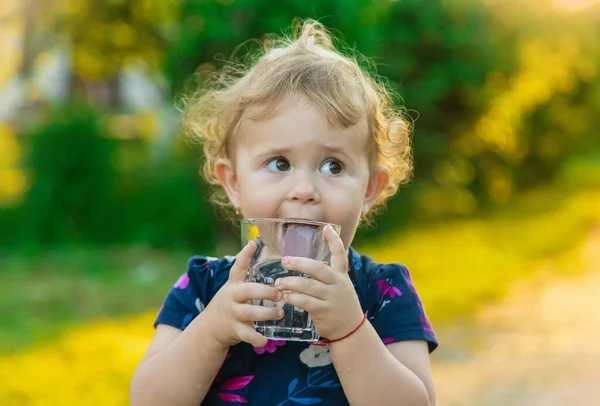 Bambino Beve Acqua Bicchiere Concentrazione Selettiva Ragazzo — Foto Stock