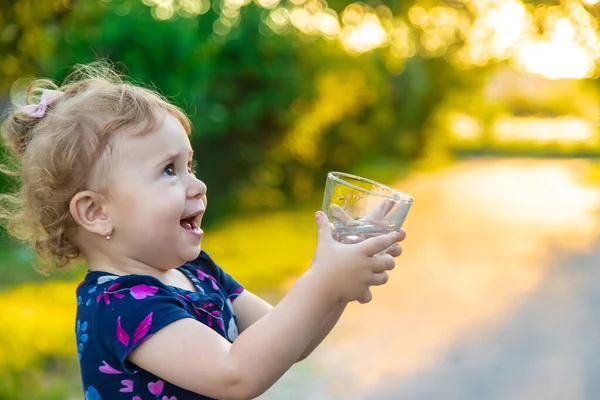 Criança Bebe Água Copo Foco Seletivo Miúdo — Fotografia de Stock