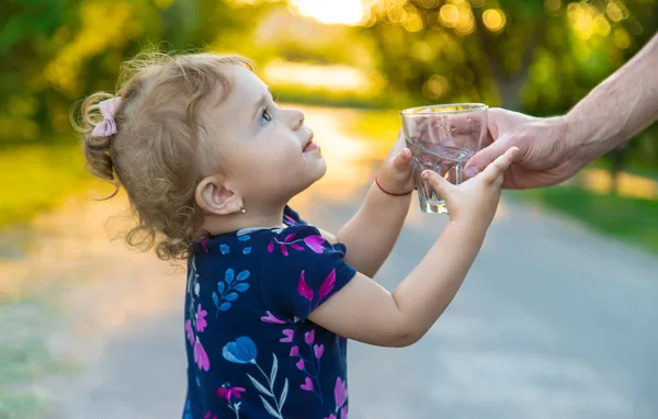 子供はガラスから水を飲む 選択的フォーカス キッド — ストック写真