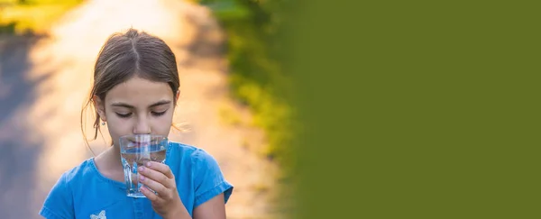 Das Kind Trinkt Wasser Aus Einem Glas Selektiver Fokus Kind — Stockfoto