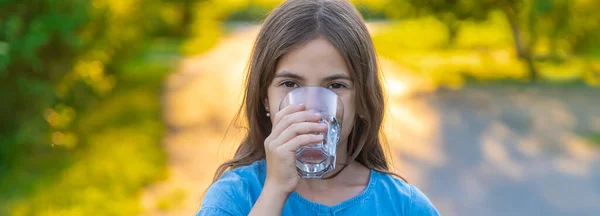 Barnet Dricker Vatten Ett Glas Selektivt Fokus Grabben — Stockfoto