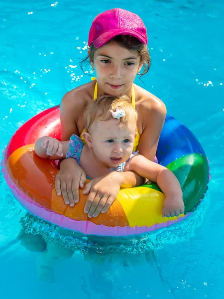 Dziecko Pływa Basenie Wybiórcze Skupienie Dzieciaku — Zdjęcie stockowe