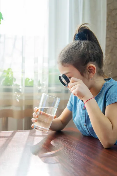 Παιδί Εξετάζει Νερό Ένα Μεγεθυντικό Φακό Ένα Φακό Επιλεκτική Εστίαση — Φωτογραφία Αρχείου