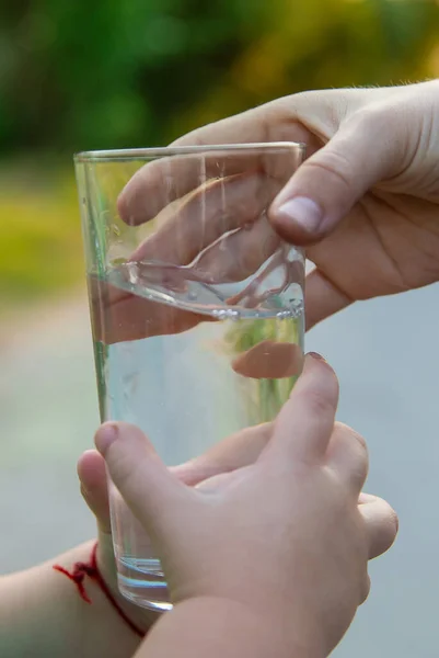 Bambino Beve Acqua Bicchiere Concentrazione Selettiva Ragazzo — Foto Stock