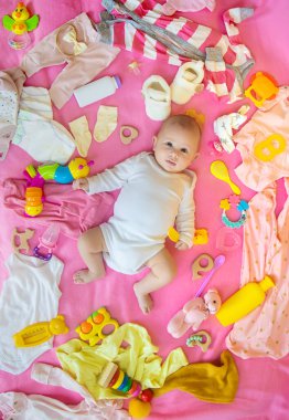 Giysileri ve aksesuarları olan bebek. Seçici odaklanma. - İnsanlar. Mutlu Noeller ve mutlu yıllar, tebrik kartı geçmişi. Seçici odak.