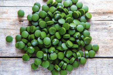 There are many spirulina and chlorella tablets. Selective focus. nature.