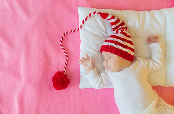 Baby Slaapt Een Kerstmuts Selectieve Focus Mensen Vrolijk Kerstfeest Gelukkig — Stockfoto