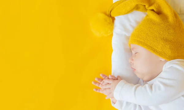 Bebê Dorme Fundo Amarelo Foco Seletivo Gente Feliz Natal Feliz — Fotografia de Stock