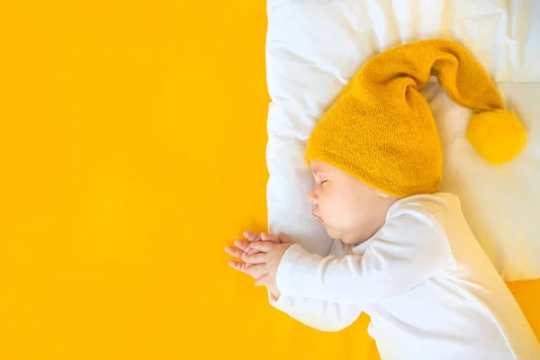 Dítě Spí Žlutém Pozadí Selektivní Soustředění Lidi Veselé Vánoce Šťastný — Stock fotografie