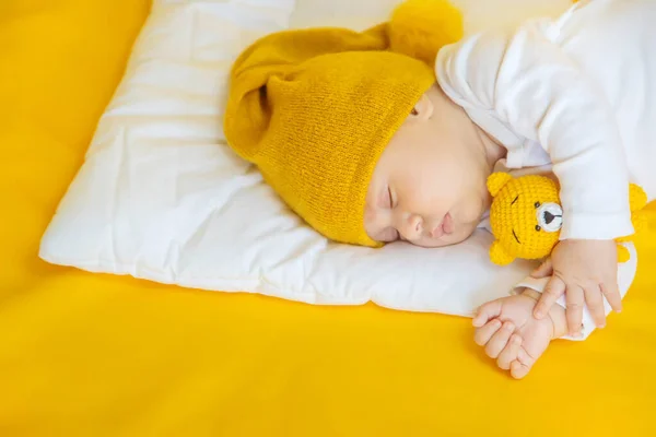 Dziecko Śpi Żółtym Tle Wybiórcze Skupienie Ludzie Wesołych Świąt Szczęśliwego — Zdjęcie stockowe