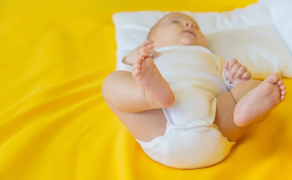 Babyfüße Auf Gelbem Hintergrund Selektiver Fokus Menschen Frohe Weihnachten Und — Stockfoto