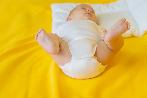 Baby Voeten Een Gele Achtergrond Selectieve Focus Mensen Vrolijk Kerstfeest — Stockfoto