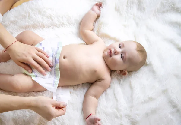 Mãe Está Mudar Fralda Dos Bebés Foco Seletivo Pessoas — Fotografia de Stock