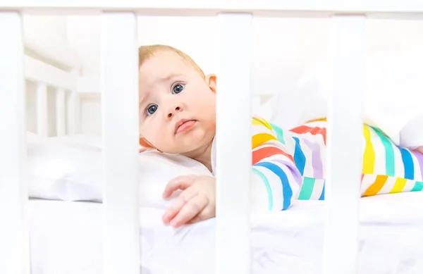 Barnet Spjälsängen Går Och Lägger Sig Selektivt Fokus Människor — Stockfoto