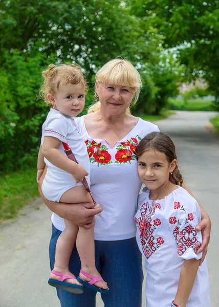 Family Photo Ukrainian Woman Embroidered Shirts Selective Focus Nature — Stock Photo, Image