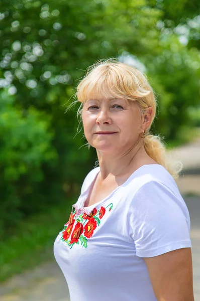 Eine Ukrainerin Einem Bestickten Hemd Selektiver Fokus Wischiwanka — Stockfoto