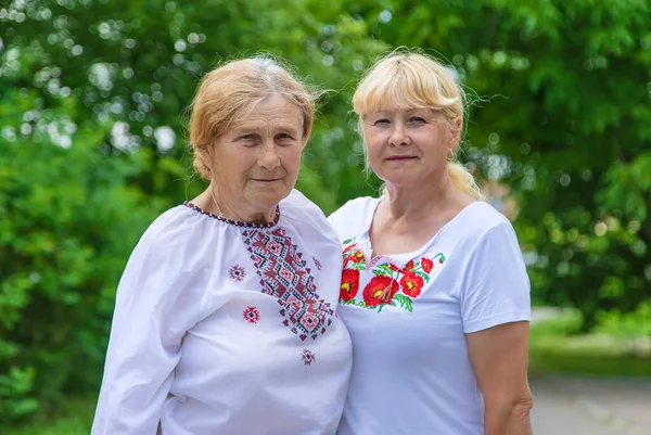 一个穿着绣花衬衫的乌克兰妇女的全家福 有选择的重点 — 图库照片