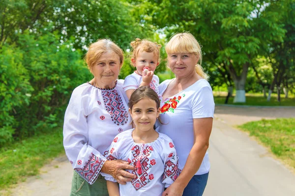Foto Famiglia Una Donna Ucraina Camicie Ricamate Concentrazione Selettiva Natura — Foto Stock