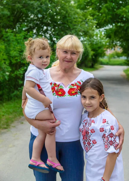 Foto Famiglia Una Donna Ucraina Camicie Ricamate Concentrazione Selettiva Natura — Foto Stock