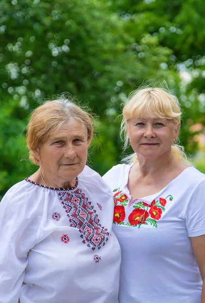 Familienfoto Einer Ukrainerin Bestickten Hemden Selektiver Fokus Natur — Stockfoto