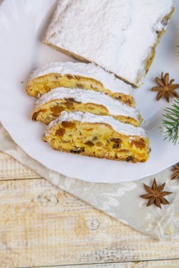 Masada duran çalıntı Noel pastası. Seçici odaklanma. Yiyecek..