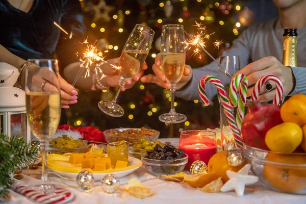 Champagne Hand Tegen Achtergrond Van Kerstboom Mensen Selectieve Focus Vakantie — Stockfoto
