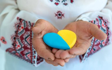 Büyükannem nakışlı gömlek giyen Ukraynalı bir vatansever. Seçici odaklanma. İnsanlar.