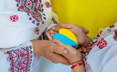 Vyshyvanka 'daki Ukraynalı büyükanne ve torun. Seçici odaklanma. Çocuk.