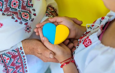 Vyshyvanka 'daki Ukraynalı büyükanne ve torun. Seçici odaklanma. Çocuk.