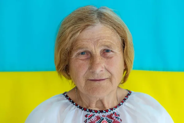 Бабушка Украинский Патриот Вышитой Рубашке Избирательный Фокус Люди — стоковое фото
