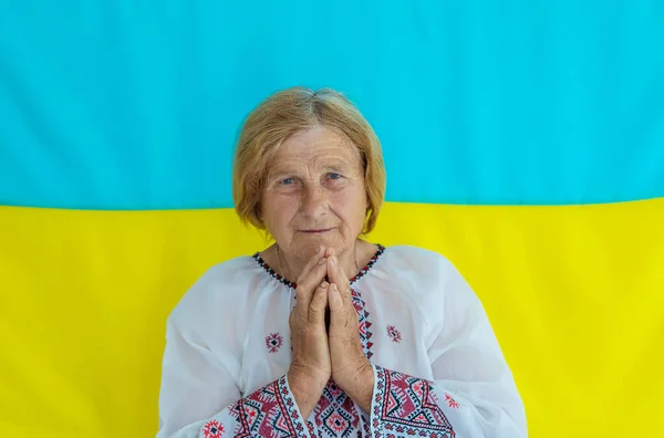 祖母是一位穿着绣花衬衫的乌克兰爱国者 有选择的重点 — 图库照片